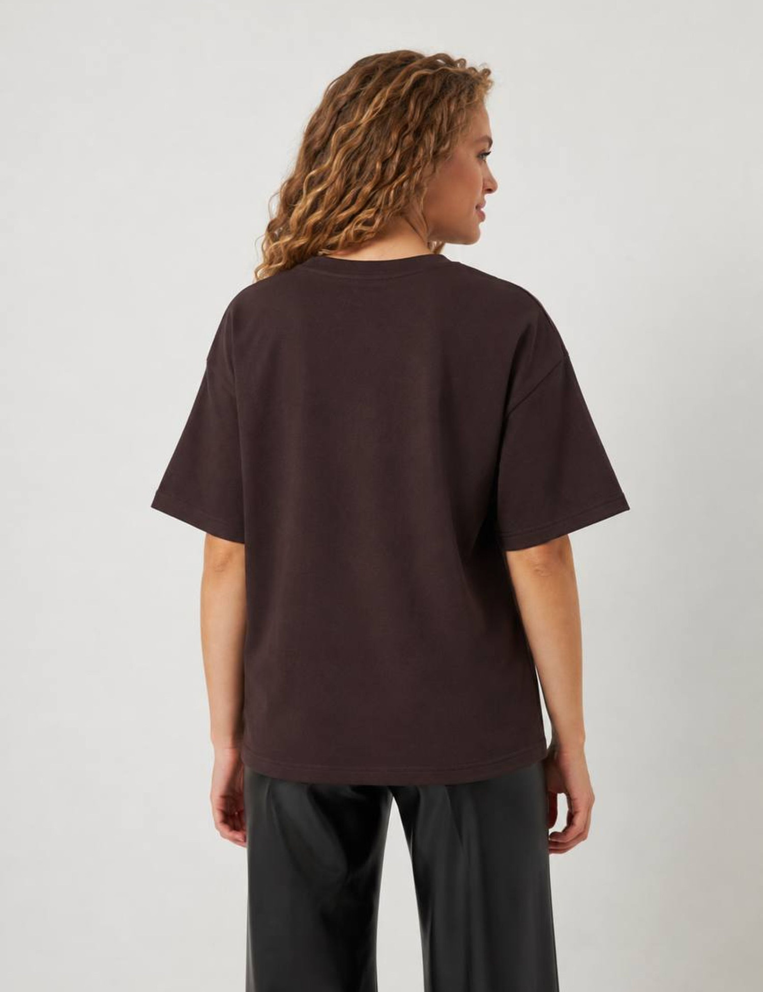 Картинка Футболка oversize з авторською вишивкою коричнева