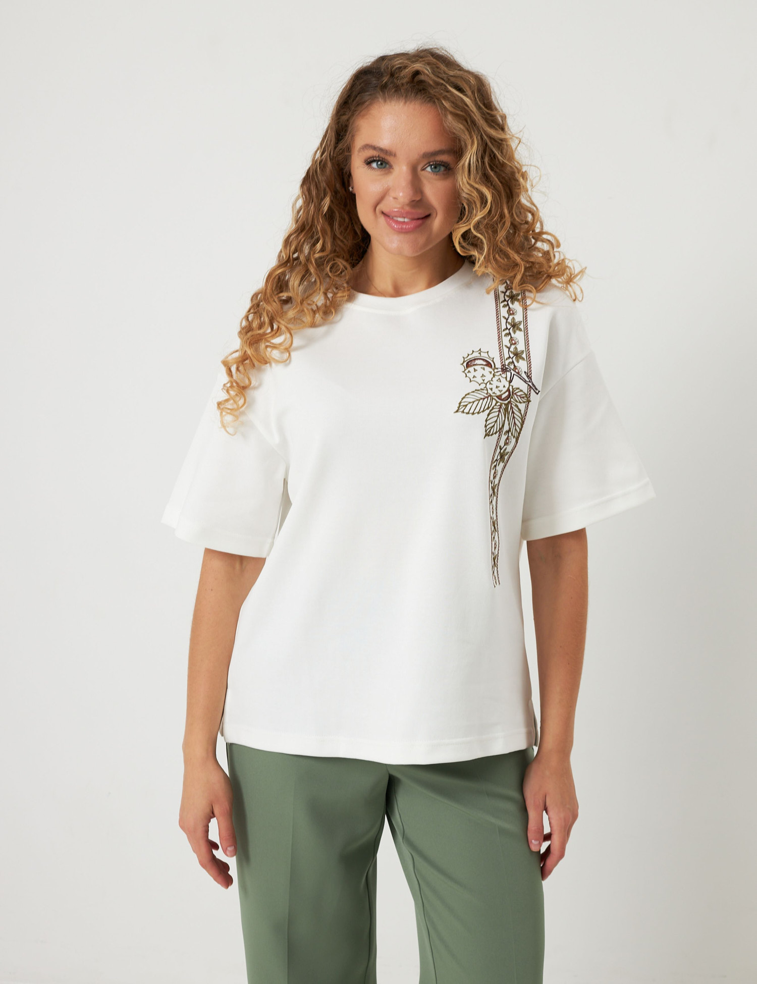 Картинка Футболка oversize з авторською вишивкою біла