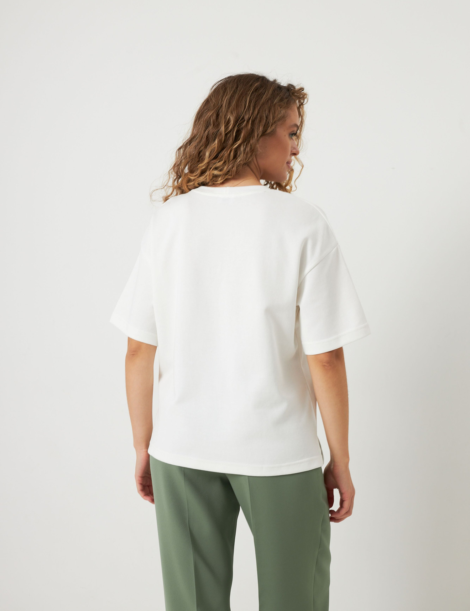 Картинка Футболка oversize з авторською вишивкою біла