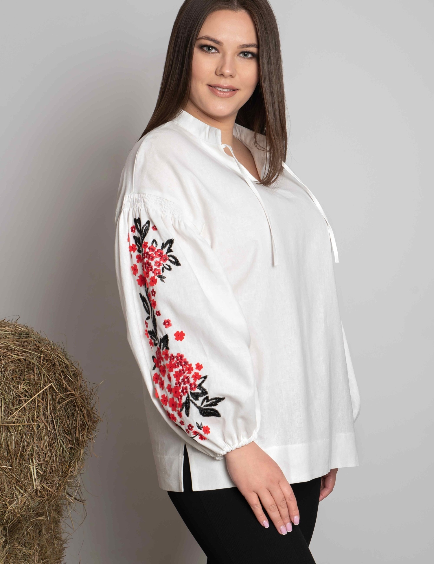 Картинка Біла вишиванка з квітковою вишивкою