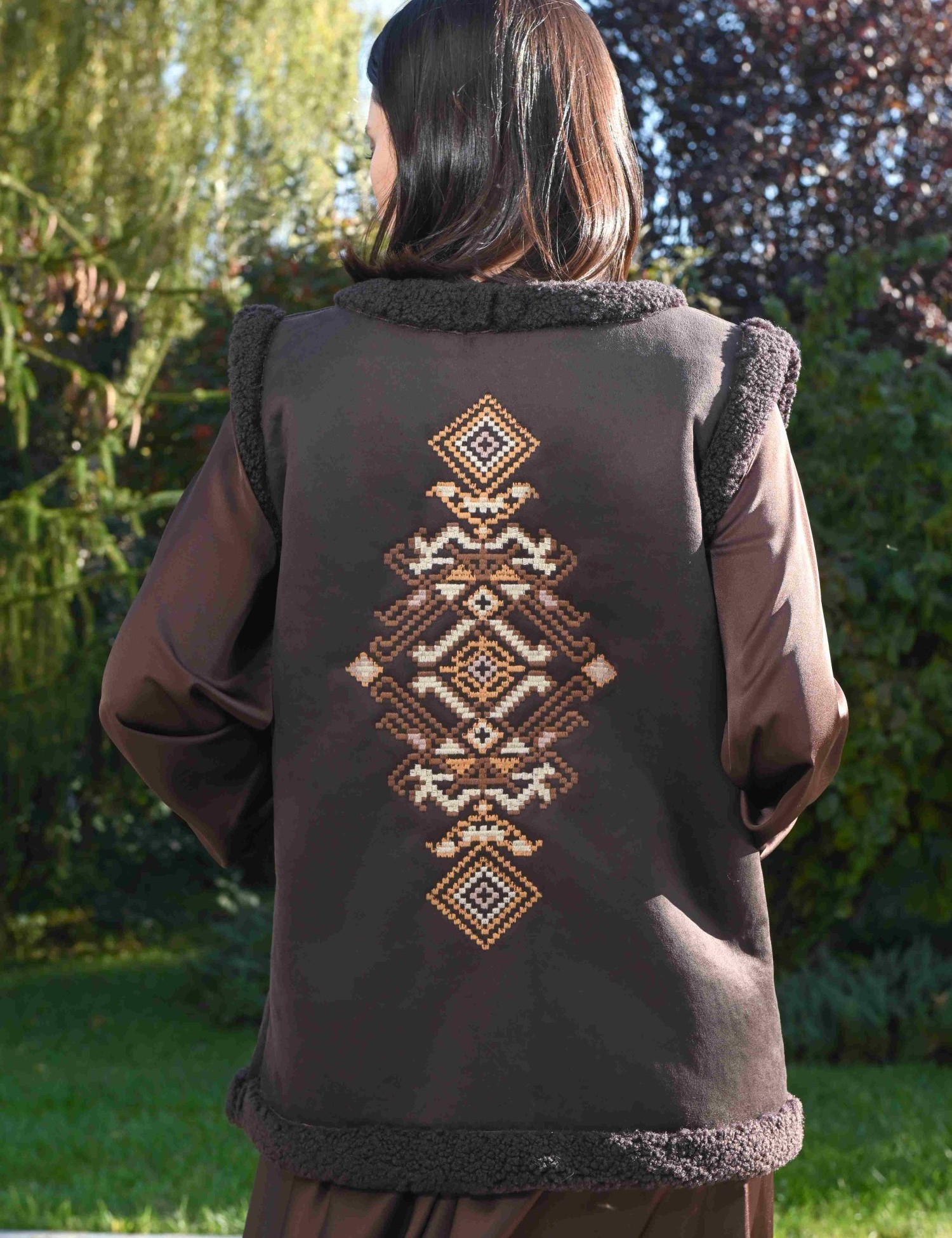 Картинка Жіноча темно-коричнева жилетка з вишивкою