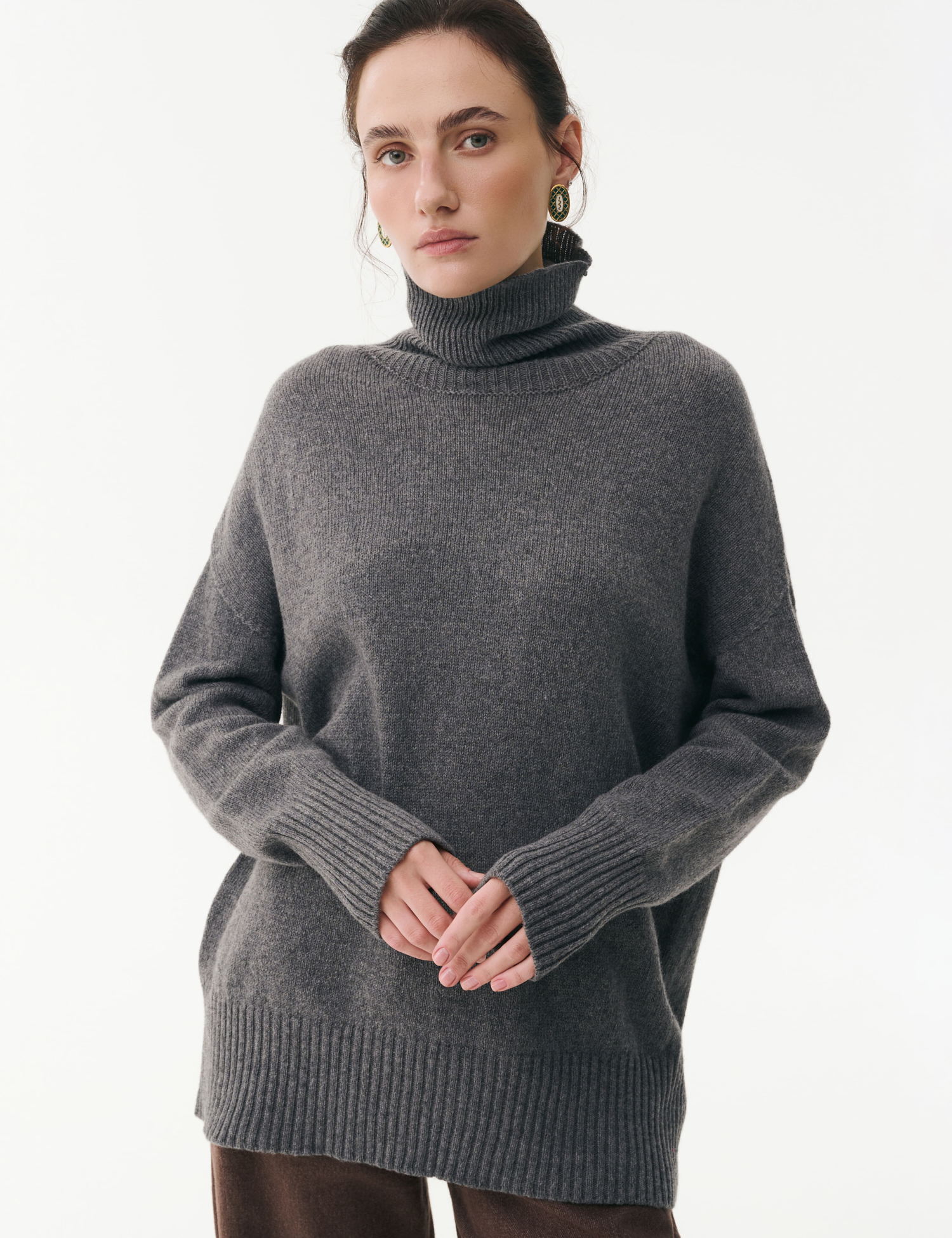 Картинка Светр oversize з високою горловиною сірий