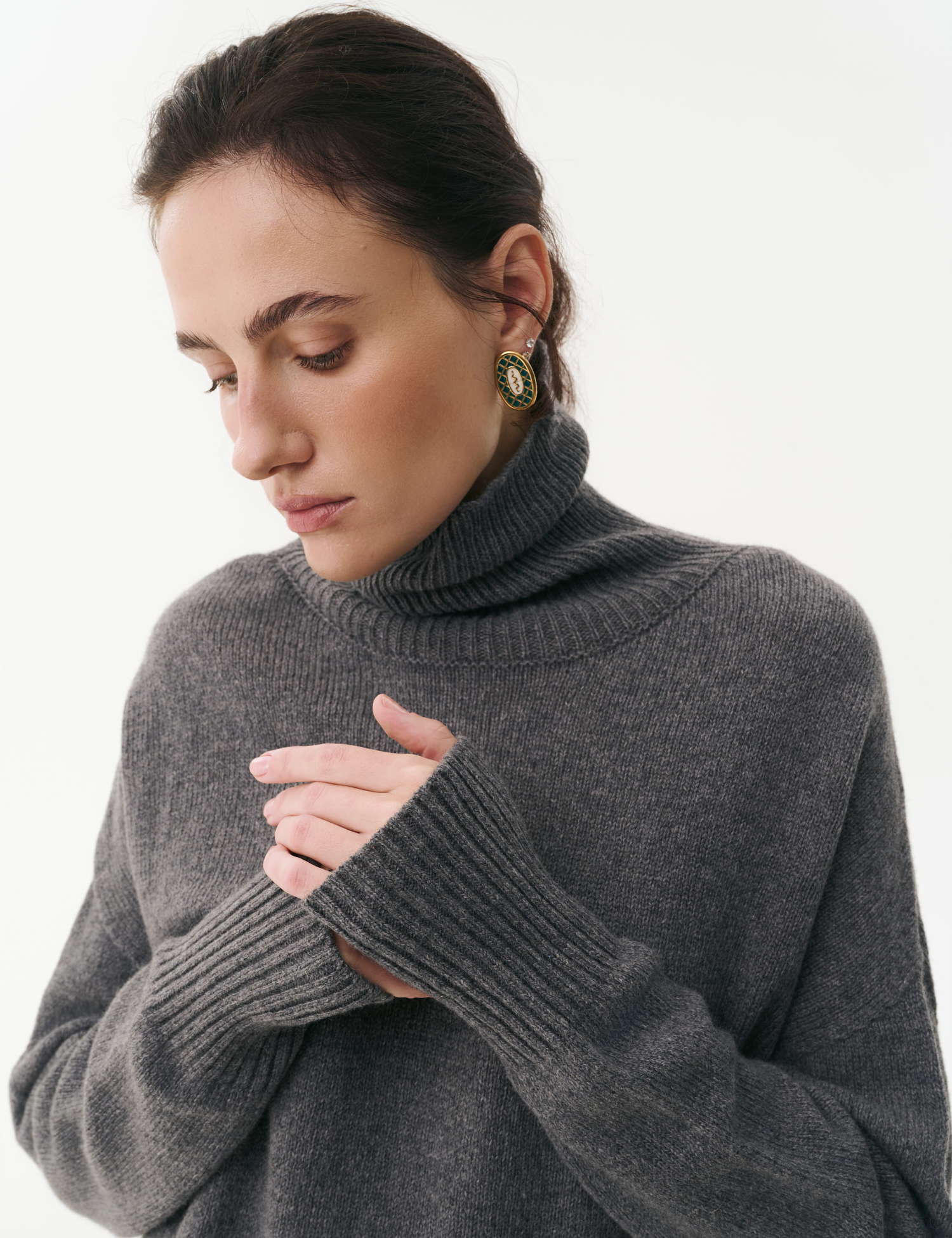 Картинка Светр oversize з високою горловиною сірий