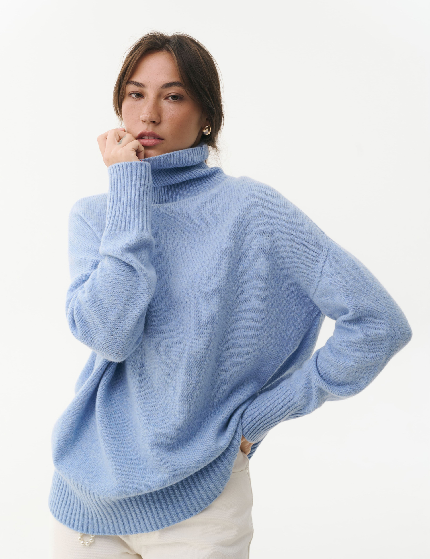 Картинка Светр oversize з високою горловиною блакитний