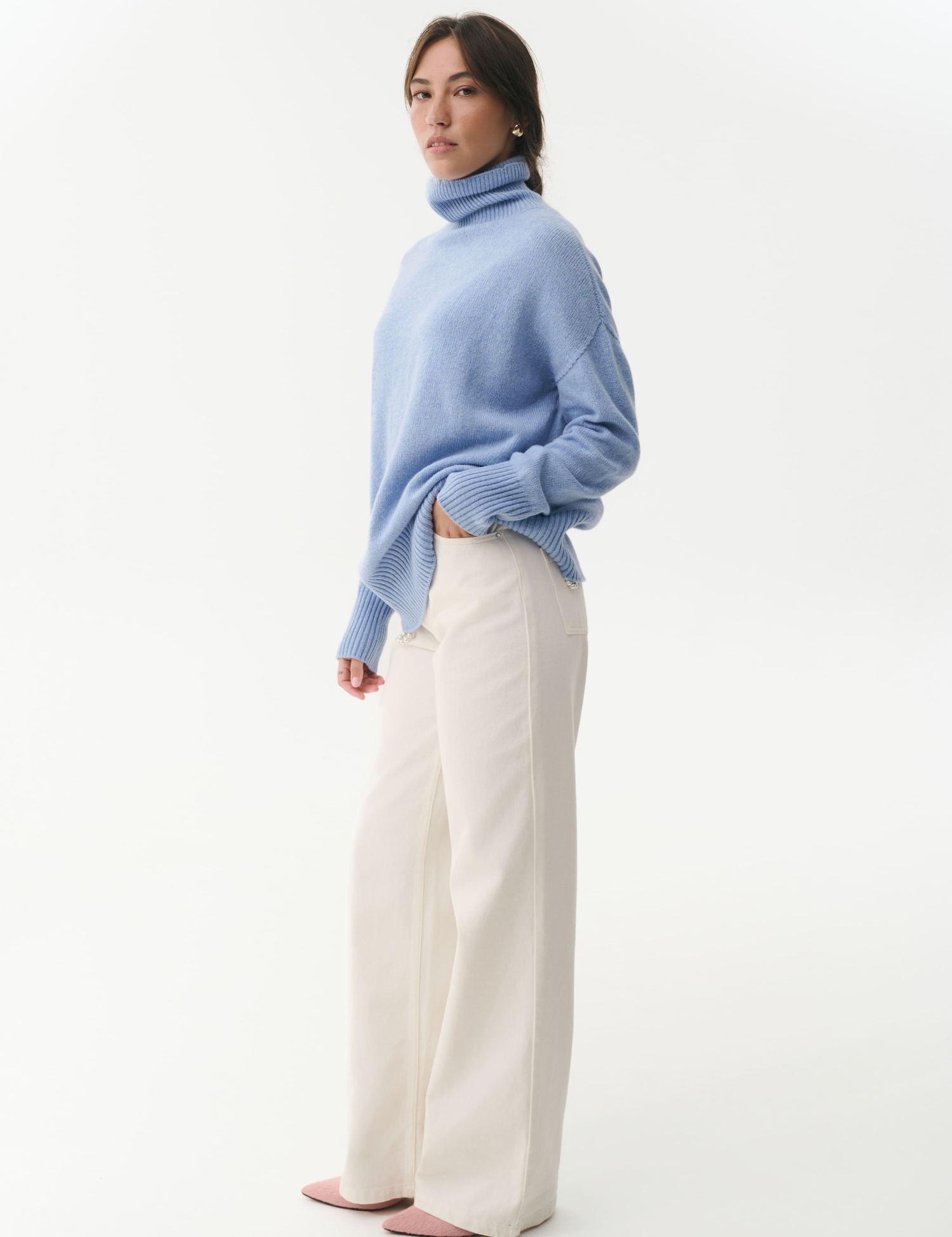 Картинка Светр oversize з високою горловиною блакитний