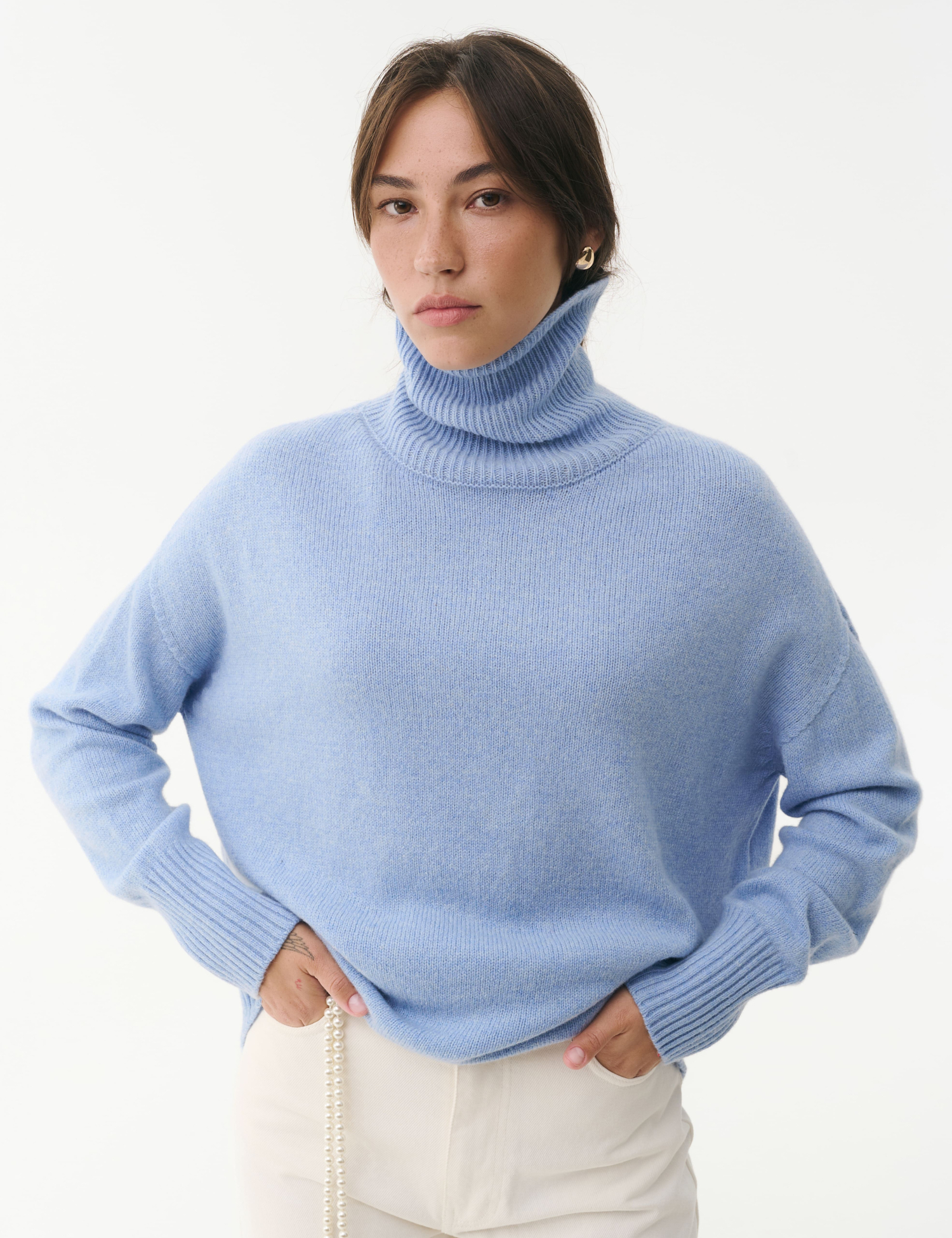 Картинка Светр oversize з високою горловиною блакитний