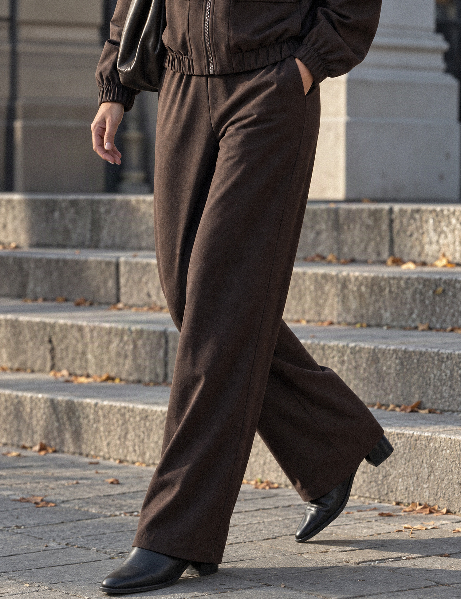 Картинка Брюки wide leg із замшевим ефектом