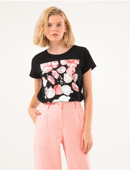 Картинка Жіноча чорна футболка з принтом