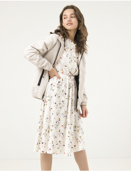 Картинка Жіноча бежева куртка з капюшоном