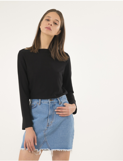 Картинка Жіночий чорний лонгслів з відкритими плечима