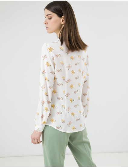 Картинка Жіноча біла блуза з квітковим візерунком
