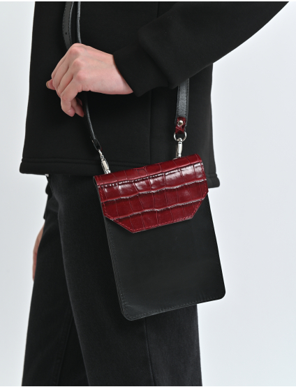 Картинка Сумка чорна з червоним клапаном