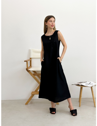 Картинка Чорна сукня з вишивкою