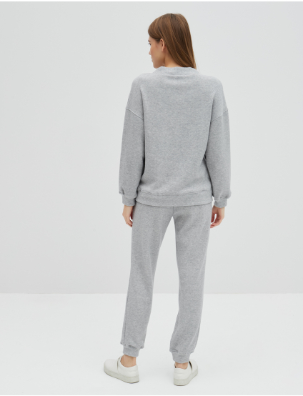 Картинка Жіночий сірий костюм