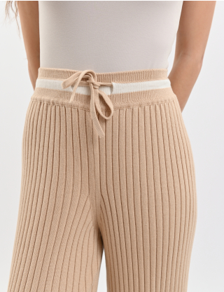 Картинка Брюки бежеві в рубчик