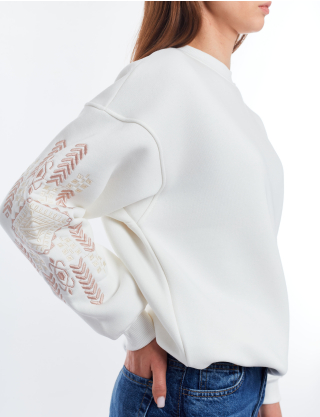 Білий світшот з вишевкою Картинка Білий світшот з вишевкою