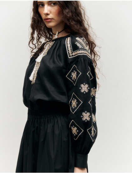 Картинка Вишиванка чорна із золотим орнаментом