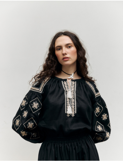 Картинка Вишиванка чорна із золотим орнаментом