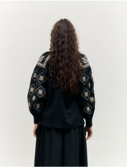 Картинка Вишиванка чорна із золотим орнаментом