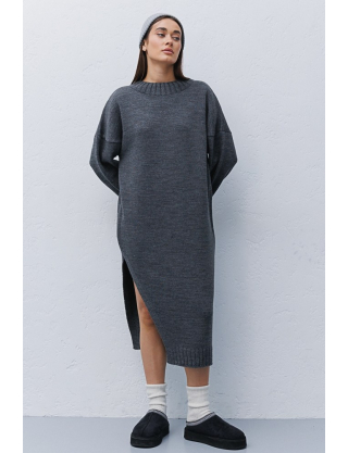 Темно-сіра в'язана сукня міді з вирізом Картинка Темно-сіра в'язана сукня міді з вирізом