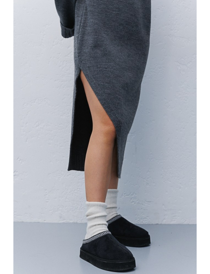 Картинка Темно-сіра в'язана сукня міді з вирізом