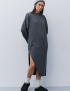 Картинка Темно-сіра в'язана сукня міді з вирізом
