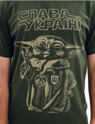 Картинка Футболка темно-зелена з принтом 