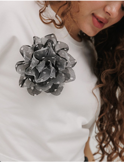 Картинка Футболка біла з брошкою