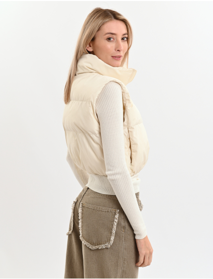 Жилет з високим коміром молочний Картинка Жилет з високим коміром молочний