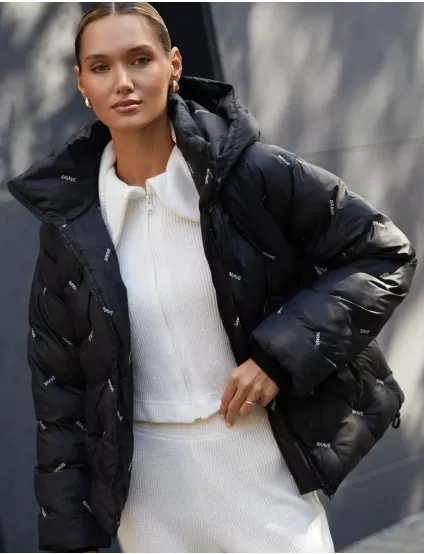 Картинка Куртка чорна з принтом