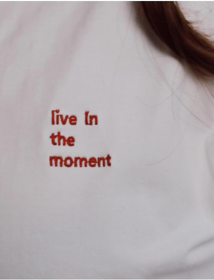 Картинка Лонгслів "Live in the moment" білий