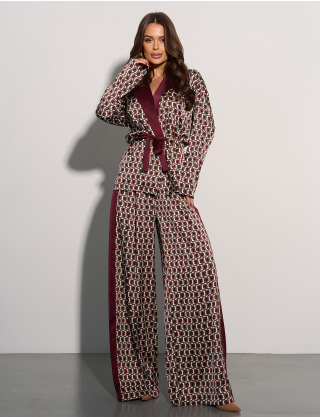 Картинка Костюм бордовий з принтом