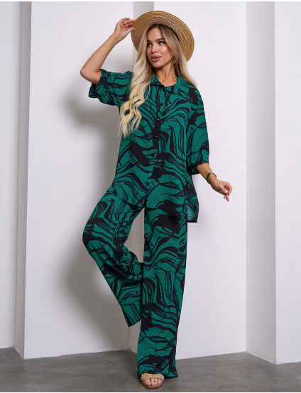 Картинка Костюм зелений з принтом 