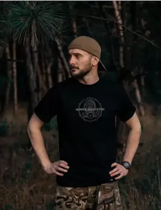 Картинка Футболка "SEMPER AUDENTES" чорна 