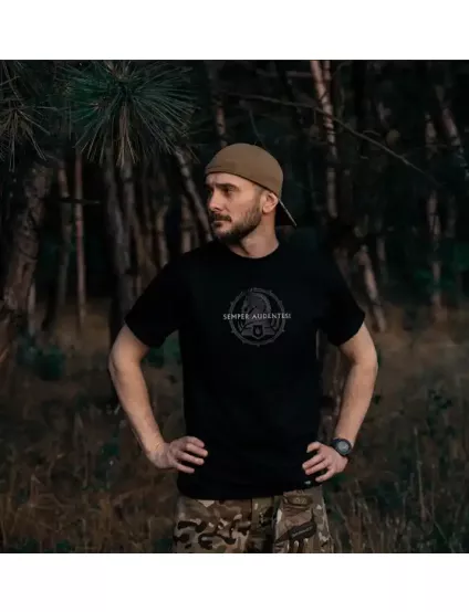 Картинка Футболка "SEMPER AUDENTES" чорна 