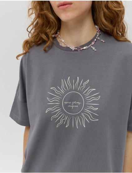 Картинка Футболка темно-сіра з принтом 