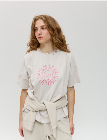 Картинка Футболка бежева з принтом 