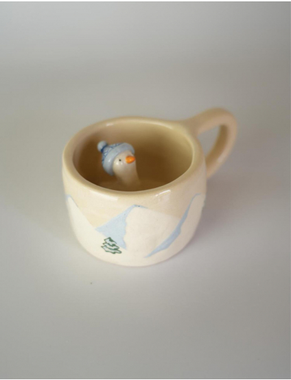 Картинка Керамічна чашка ручної роботи "Гусочка на лижах"