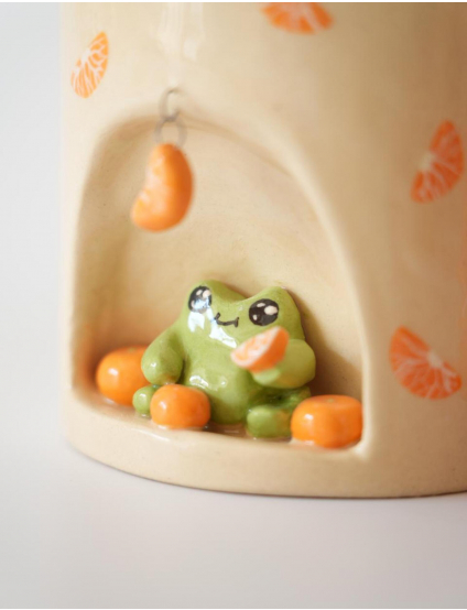 Картинка Керамічна чашка ручної роботи "Жабка з мандаринками"