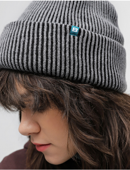 Картинка Двоколірна чорно-сіра шапка