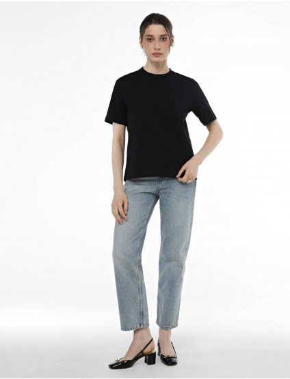 Картинка Жіноча чорна базова футболка