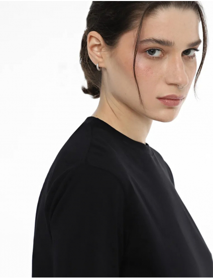 Картинка Жіноча чорна базова футболка