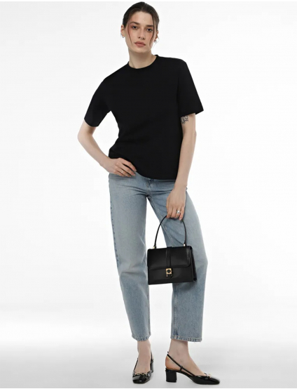 Картинка Жіноча чорна базова футболка