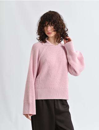 Картинка Вʼязаний светр з коміром рожевий