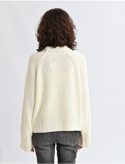 Картинка Вʼязаний светр з коміром молочний