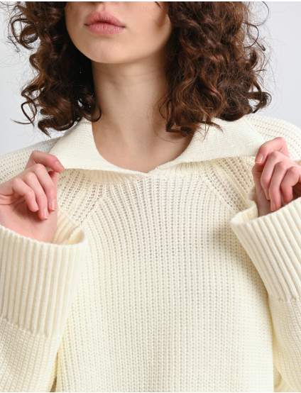 Картинка Вʼязаний светр з коміром молочний