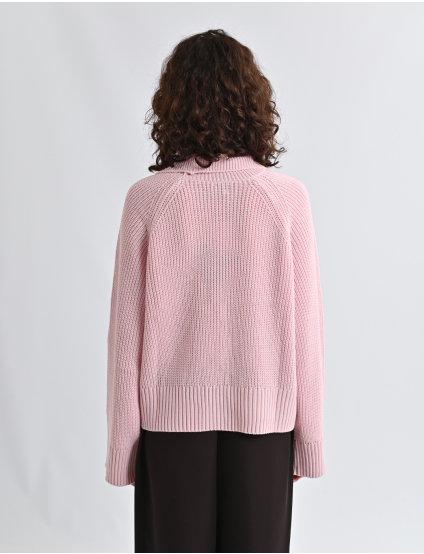 Картинка Вʼязаний светр з коміром рожевий