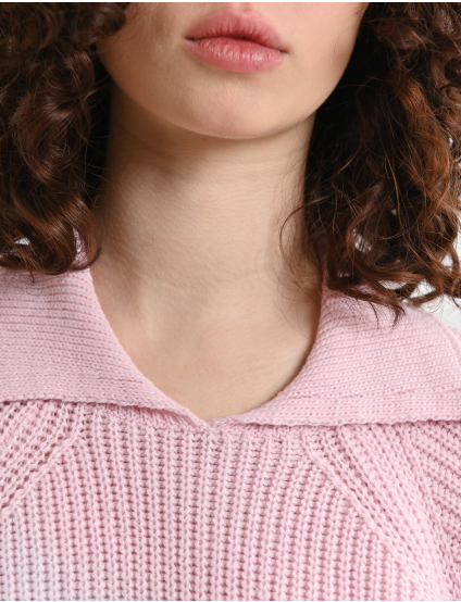 Картинка Вʼязаний светр з коміром рожевий