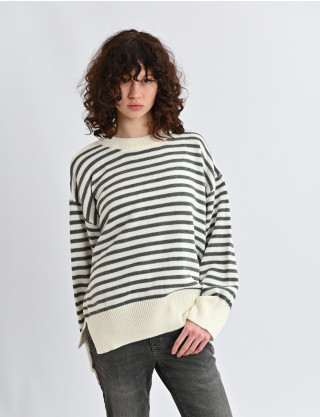 Картинка Смугастий светр у сіро‑молочній гамі