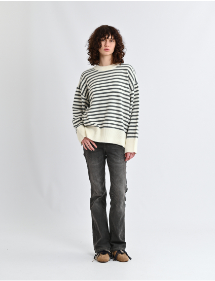 Картинка Смугастий светр у сіро‑молочній гамі